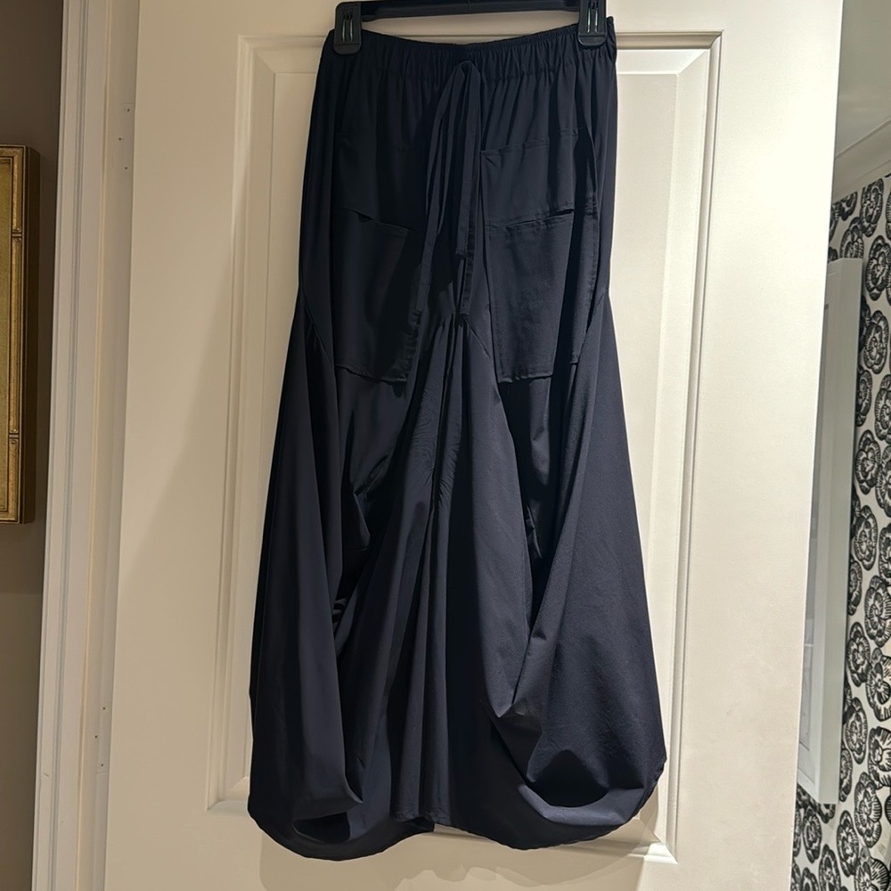 Elastic waist midi length skirt